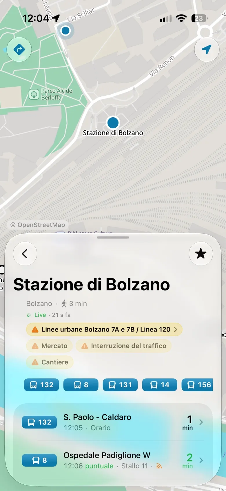 Partenze alla stazione di Bolzano con avvisi e linee